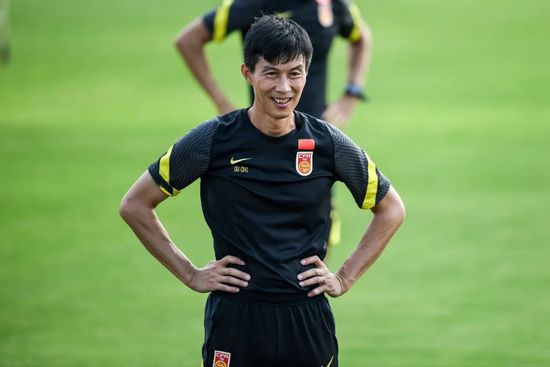 利桑德罗是曼联球迷们下赛季唯一放心会留队的中卫，他仍然是滕哈赫时期唯一的无可否认的一笔成功签约，且利桑德罗要到2028年才年满30岁。